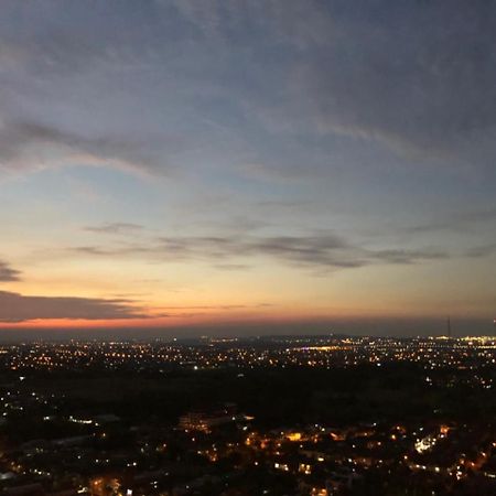 Cosmy Orchard Apartment Surabaya Esterno foto